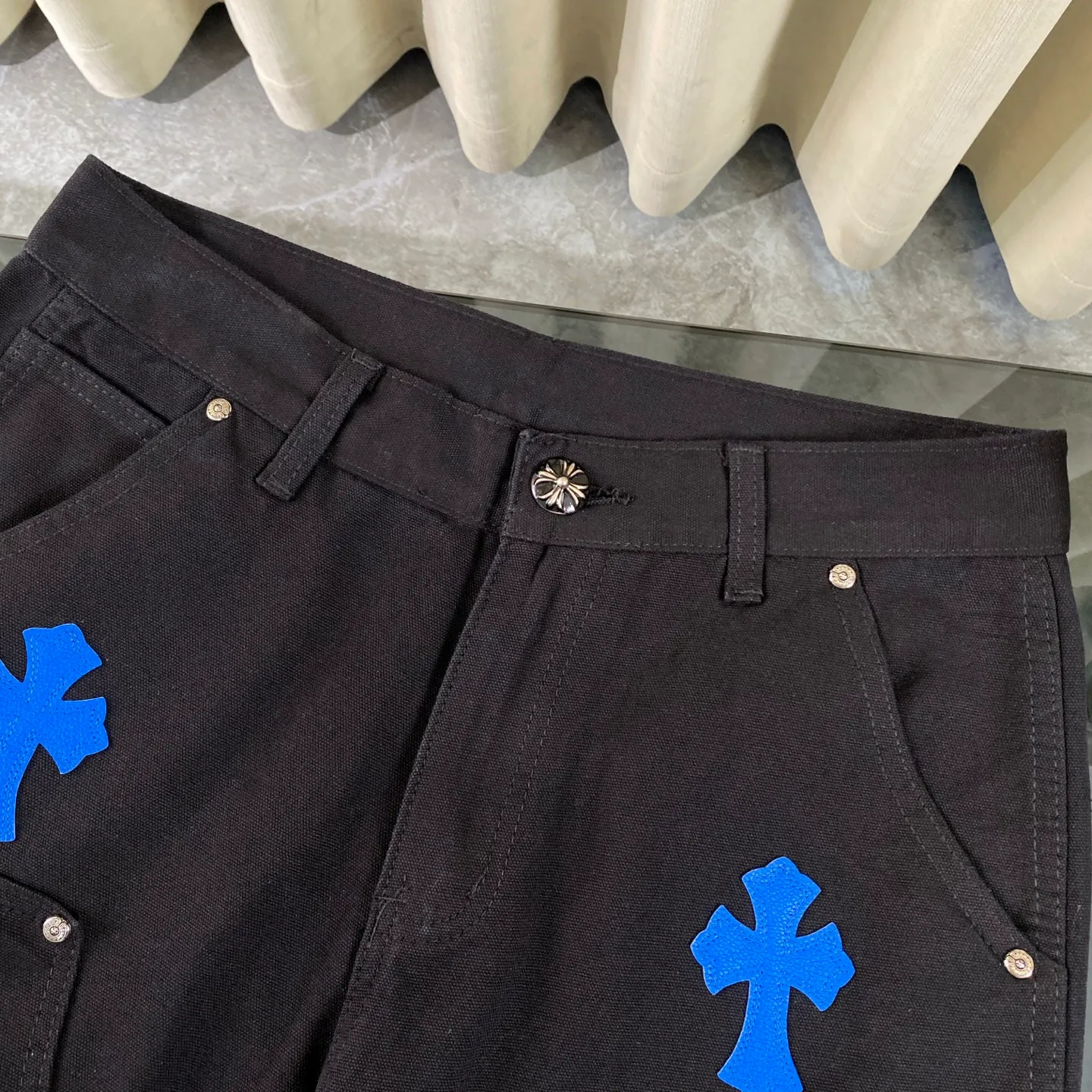 P270 CH Chromehearts family and friends limited edition leopard print blue cross patchwork leather black work jeans logging pants. The counter price is 34W level, patchwork cross pattern embellishment, washed jeans! ! An absolutely high-end luxury product, a 1.9W-level god-level single product, a super popular product, made by top heavy industry, a magic weapon that cannot be missed! [About Zangyin] This is an extremely luxurious fashion brand that can also be called the aristocracy of the high street. It has always been an exclusive brand for some hipsters or rich second generations. Compared with ordinary high streets, it is more luxurious and noble. Compared with luxury brands, it is more fashionable and individual. It has always been a brand that I have a special liking for. [Top heavy industry fashion design] Consistently high-street luxury style. Speaking of this style, the Zangyin family and GU family are definitely the leading representative brands. Especially the Zangyin family has really achieved a state-of-the-art effect in creating high-street style. The unique washed material is used to create this style. The color system is already quite eye-catching. After it is decorated with patchwork cross flowers, it cleverly highlights the charm of the brand. Secondly, this style uses classic The high-waist cutting design highlights the long legs and fashionable temperament of the upper body. The brand is highly recognizable and the slim fit configuration is more suitable for daily wear. It is a product that interprets personality, fashion, and specifications at a glance. This single product is enough to make any fan excited. It can be a white T-shirt for a youthful college style, or a tight suspender for a royal style. It has strong matching ability and can be easily controlled by men.  [Materials and craftsmanship] Needless to say, this point goes without saying. As an excellent craftsman brand, Zangyin’s requirements for details and craftsmanship are really perfect. The washed color of this model has gone through so many processes, not to mention the embellishment of denim appliques. It is also purely hand-made and sewn. Just like what they believe in, only hand-made things have soul and have the meaning of wear. A top-notch heavy-duty fashionable denim item, I look forward to your perfect interpretation! !  Color: Black Size: 28-36